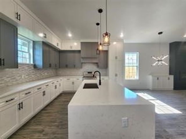 2121 S Edgewood Terrace, Fort Worth, TX 76105