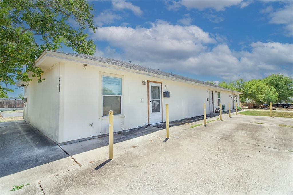 2851 Highland Ave, Corpus Christi, TX 78405 — photo 2