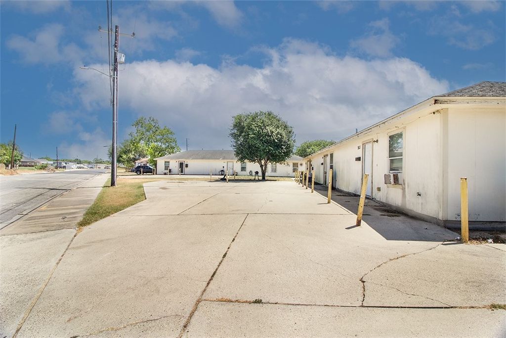 2851 Highland Ave, Corpus Christi, TX 78405 — photo 4