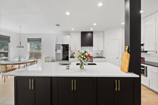 208 Arrezo LN, Georgetown, TX 78628