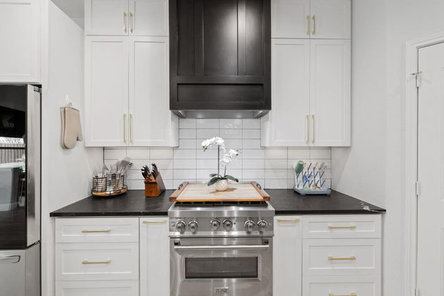 208 Arrezo LN, Georgetown, TX 78628