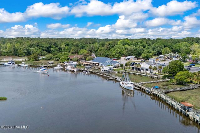 1075 N Middleton Drive NW, Calabash, NC 28467