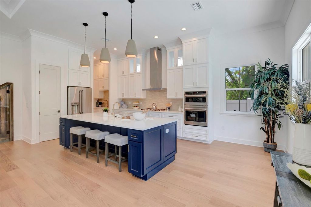 Image 23 of property listing at 3106 W COACHMAN AVENUE, Tampa, FL 33611