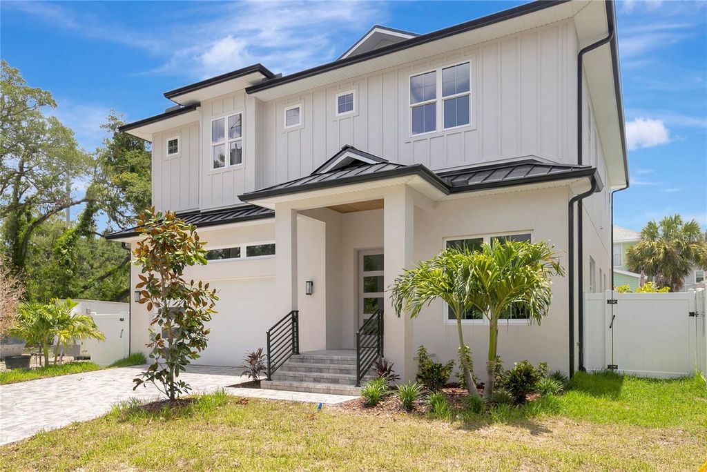 Image 4 of property listing at 3106 W COACHMAN AVENUE, Tampa, FL 33611