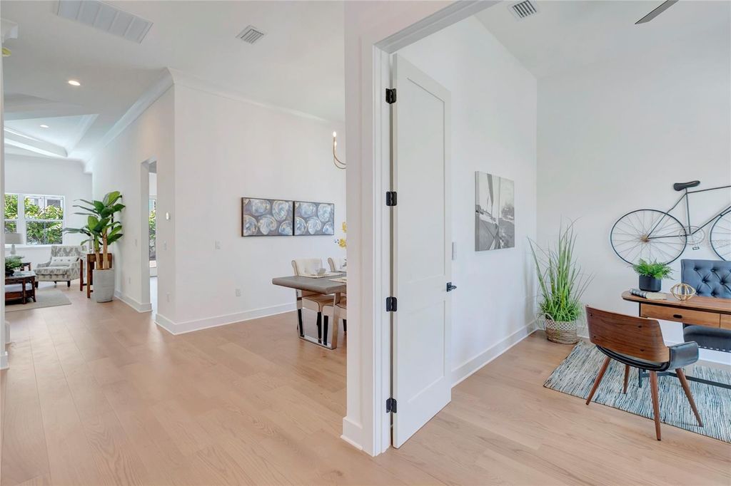 Image 8 of property listing at 3106 W COACHMAN AVENUE, Tampa, FL 33611