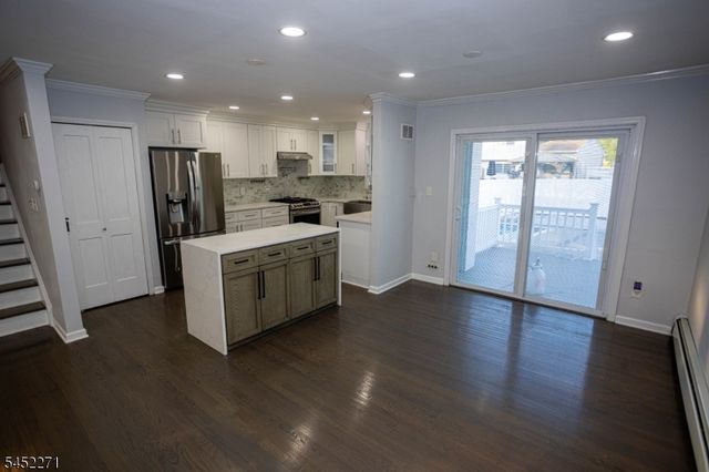 18 Robinhood Dr, Sayreville Boro, NJ 08859