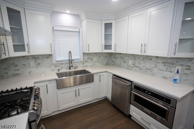 18 Robinhood Dr, Sayreville Boro, NJ 08859