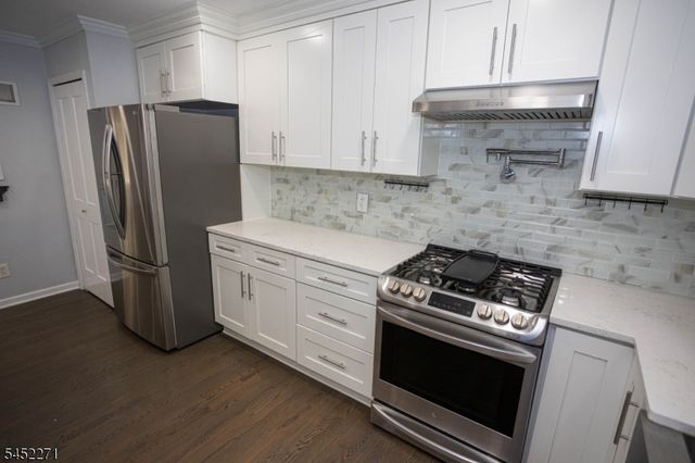 18 Robinhood Dr, Sayreville Boro, NJ 08859