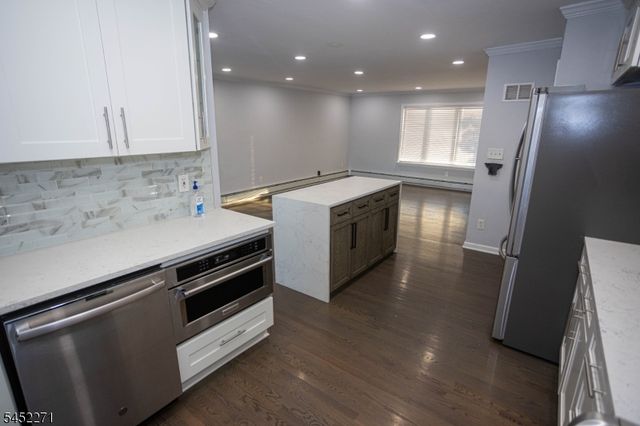 18 Robinhood Dr, Sayreville Boro, NJ 08859