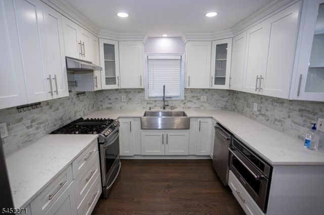 18 Robinhood Dr, Sayreville Boro, NJ 08859