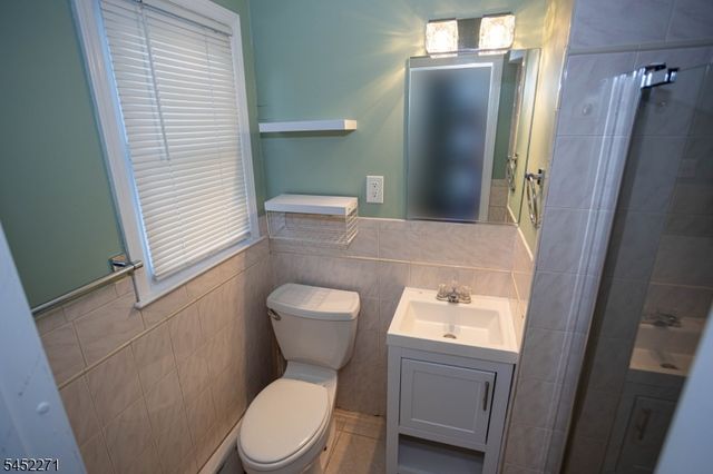 18 Robinhood Dr, Sayreville Boro, NJ 08859