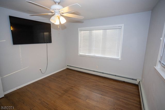 18 Robinhood Dr, Sayreville Boro, NJ 08859