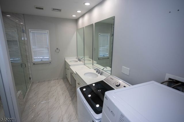 18 Robinhood Dr, Sayreville Boro, NJ 08859