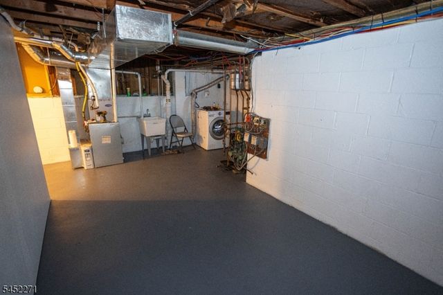 18 Robinhood Dr, Sayreville Boro, NJ 08859