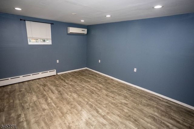 18 Robinhood Dr, Sayreville Boro, NJ 08859