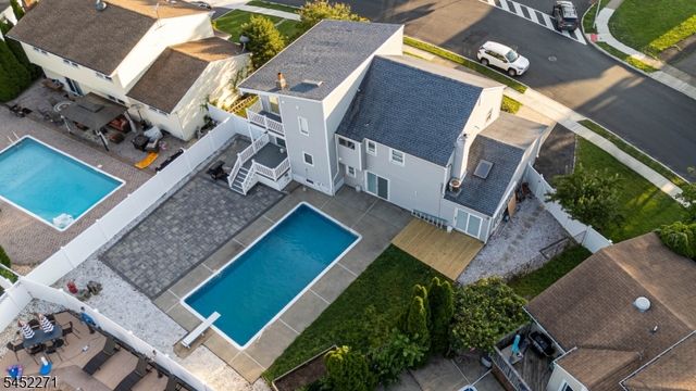 18 Robinhood Dr, Sayreville Boro, NJ 08859