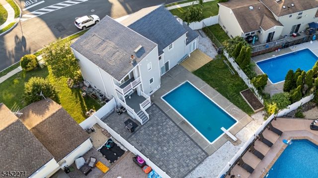 18 Robinhood Dr, Sayreville Boro, NJ 08859