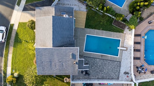 18 Robinhood Dr, Sayreville Boro, NJ 08859