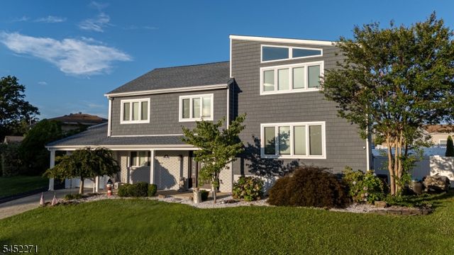 18 Robinhood Dr, Sayreville Boro, NJ 08859