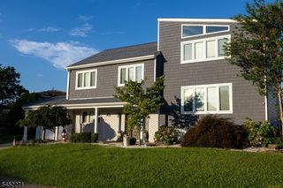18 Robinhood Dr, Sayreville Boro, NJ 08859