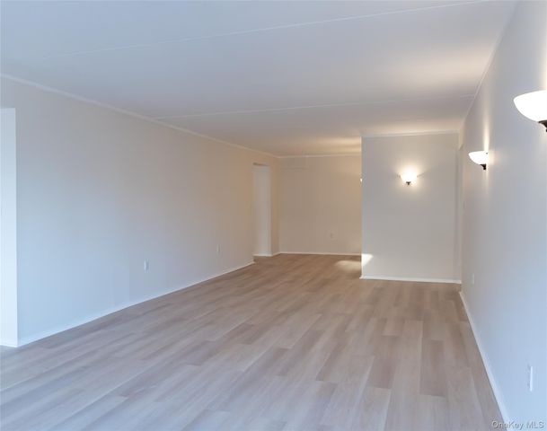 100 Clinton Avenue 2E, Mineola, NY 11504