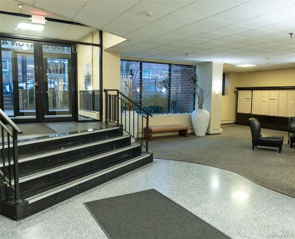 100 Clinton Avenue 2E, Mineola, NY 11504