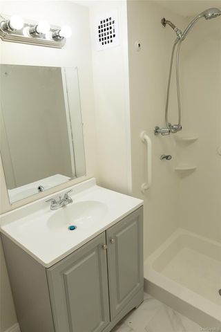 100 Clinton Avenue 2E, Mineola, NY 11504