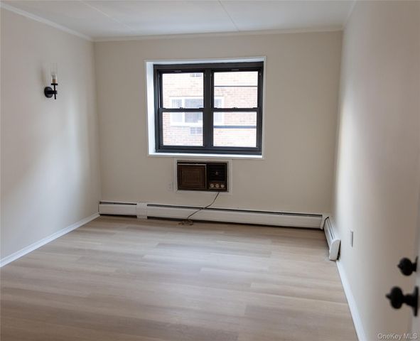 100 Clinton Avenue 2E, Mineola, NY 11504