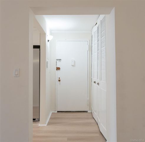 100 Clinton Avenue 2E, Mineola, NY 11504