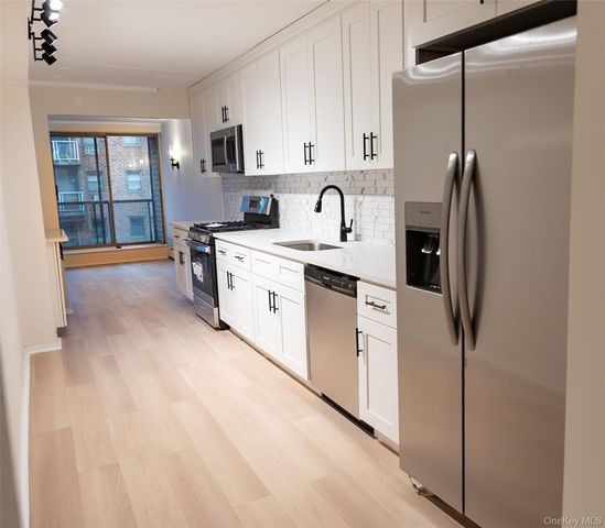 100 Clinton Avenue 2E, Mineola, NY 11504