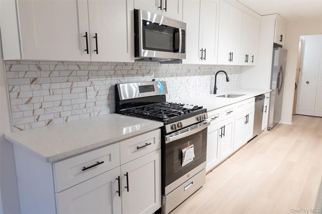 100 Clinton Avenue 2E, Mineola, NY 11504