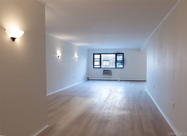 100 Clinton Avenue 2E, Mineola, NY 11504