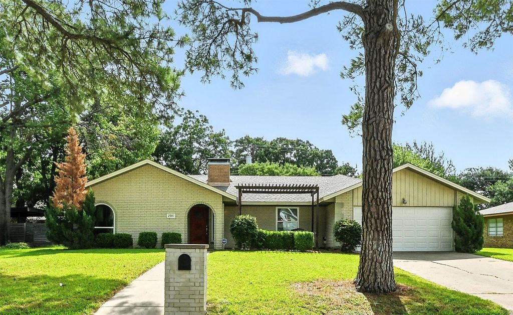 2305 Tanglewood Drive, Grapevine, TX 76051