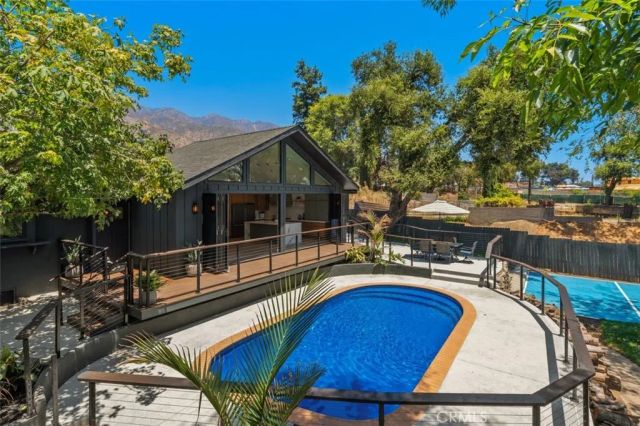 32 W Las Flores Drive, Altadena, CA 91001
