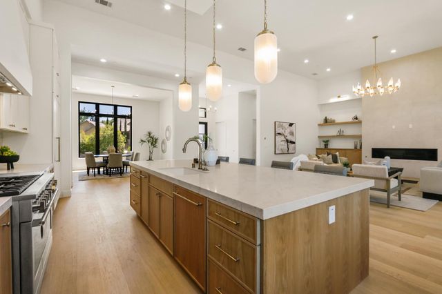 1360 Pars Oak Ln, Carmichael, CA 95608