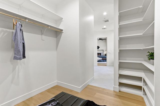 1360 Pars Oak Ln, Carmichael, CA 95608