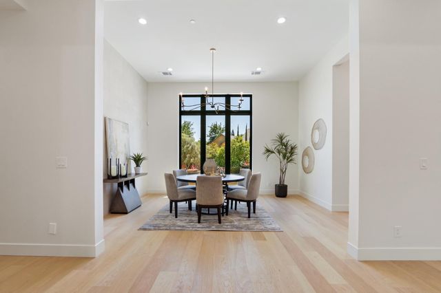 1360 Pars Oak Ln, Carmichael, CA 95608