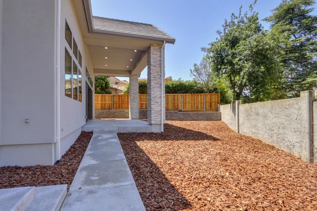 1360 Pars Oak Ln, Carmichael, CA 95608