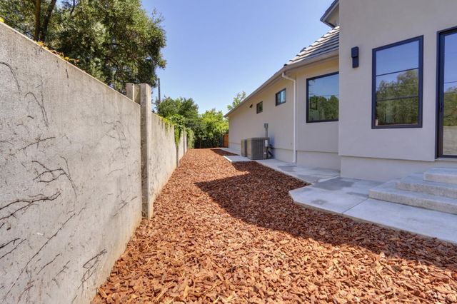 1360 Pars Oak Ln, Carmichael, CA 95608