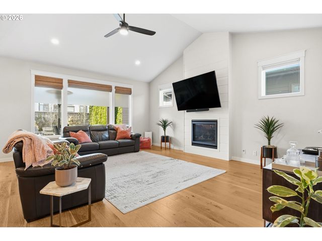 3824 SILETZ St, Eugene, OR 97408