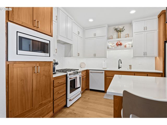 3824 SILETZ St, Eugene, OR 97408