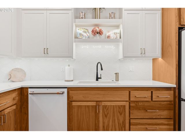 3824 SILETZ St, Eugene, OR 97408