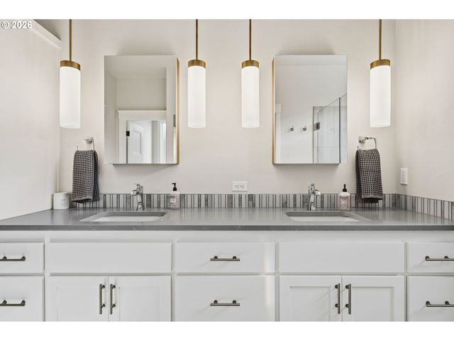 3824 SILETZ St, Eugene, OR 97408