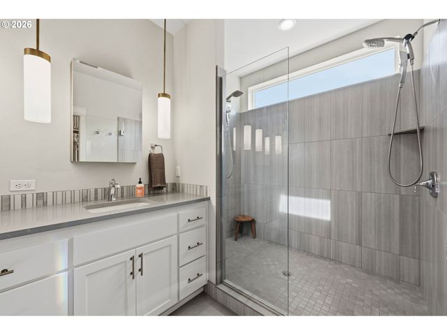 3824 SILETZ St, Eugene, OR 97408