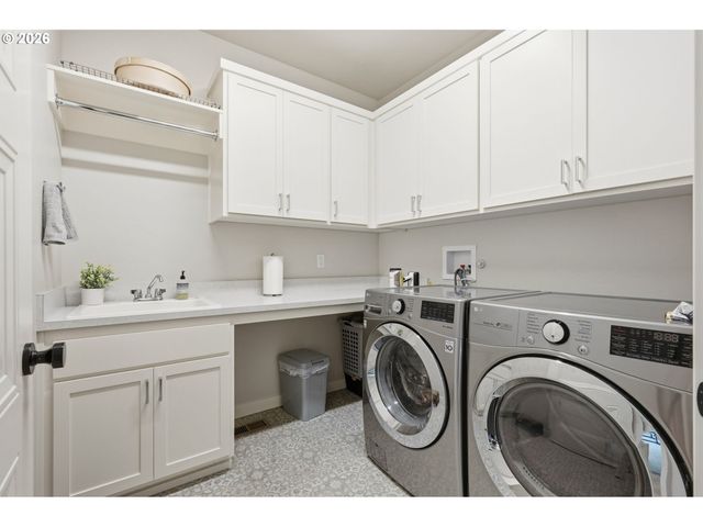 3824 SILETZ St, Eugene, OR 97408