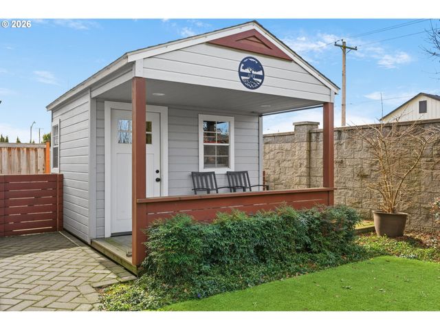 3824 SILETZ St, Eugene, OR 97408