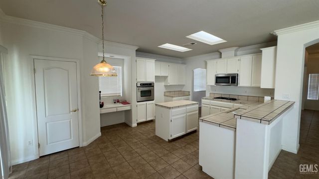 10820 Eagle Vista Drive, Bakersfield, CA 93311