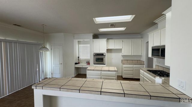 10820 Eagle Vista Drive, Bakersfield, CA 93311