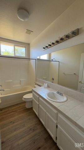 10820 Eagle Vista Drive, Bakersfield, CA 93311