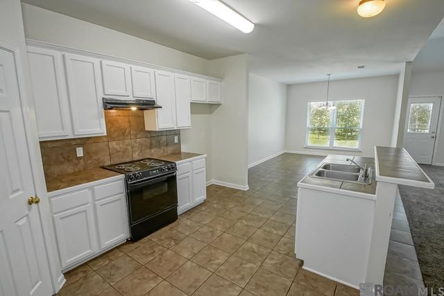 5345 Faulkner Dr, Darrow, LA 70725